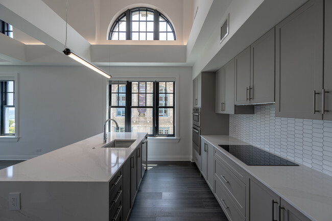 Building Photo - 2330 N Lincoln Park W