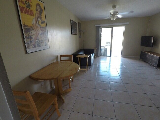 Foto del edificio - 6835 Longmeade Ln