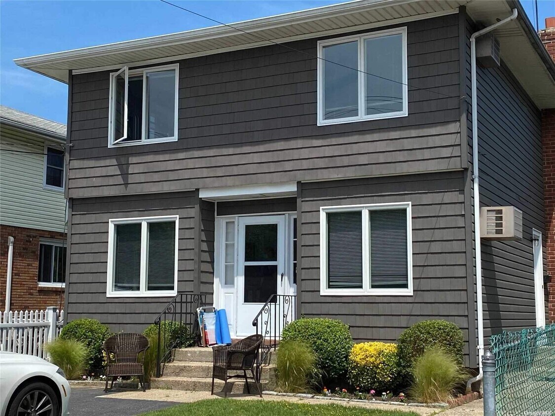 9 Yennicock Ave Unit 2nd fl, Port Washington, NY 11050 Room for Rent