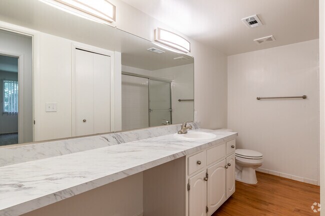 1BR, 1BA - 915SF, Baño - Bloomfield On The Green - West Bloomfield, MI