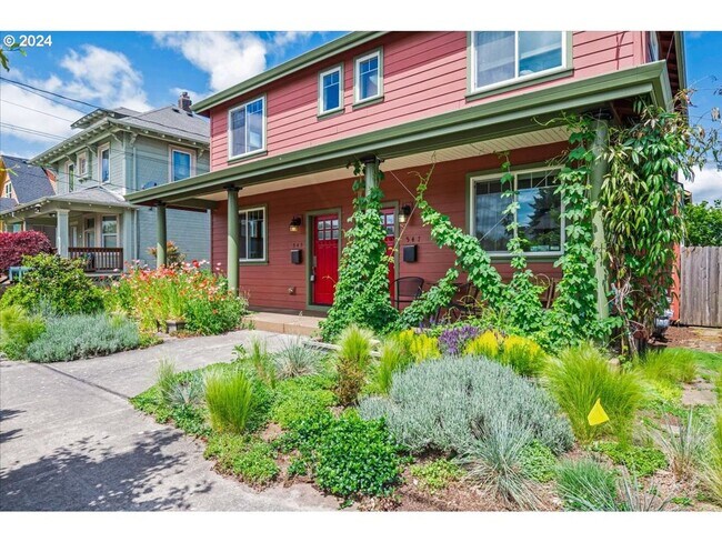 Foto del edificio - Charming 3-Bed, 2.5-Bath Townhome with Private Patio, Open Floor Plan, and Prime King Neighborhoo...