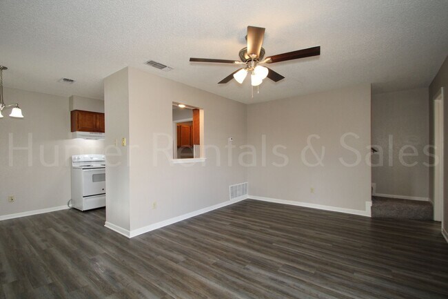 Building Photo - Move-In Today!