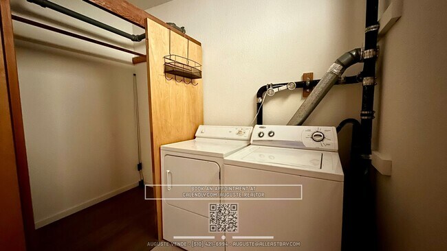 Building Photo - Bright Work-Live Loft in the Heart of Emer...