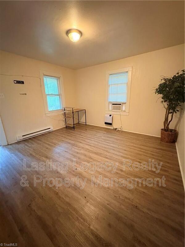 Building Photo - 1024 W 13th St