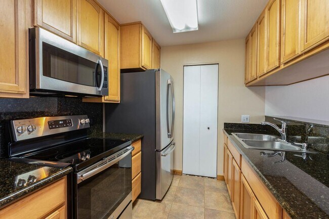 Foto del edificio - Upgraded and furnished 3 bedroom, 2 bath e...