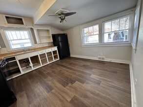 Building Photo - 836 S Broadway Ave