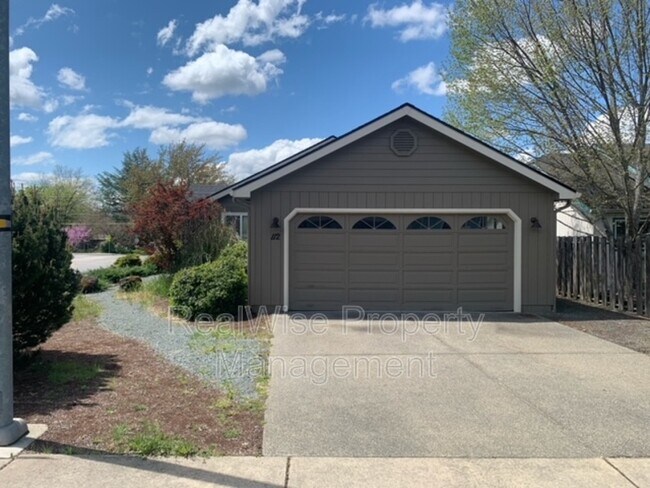 Building Photo - 112 SE Independence Dr