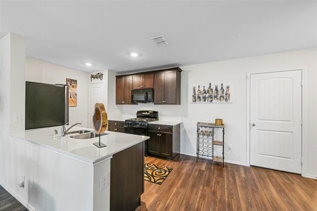 Foto del edificio - 243 Laurenbrooke Dr