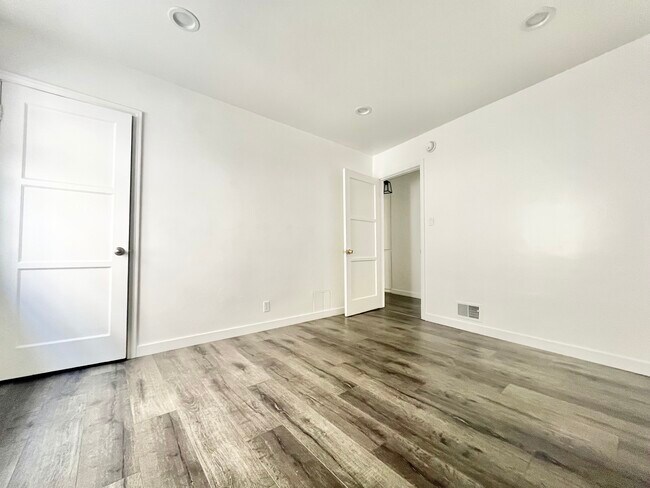 Foto del edificio - 1843 S Beverly Glen Blvd