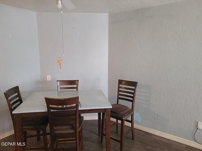 Foto del edificio - 701 W Yandell Dr