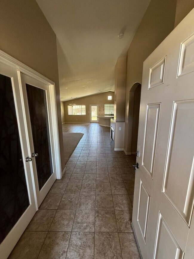 Building Photo - Spacious 3-Bedroom, 2-Bathroom Home in Sou...