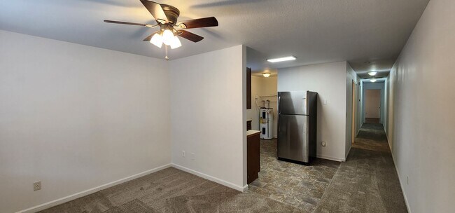 Building Photo - 3 Bedroom Duplex off Main St!
