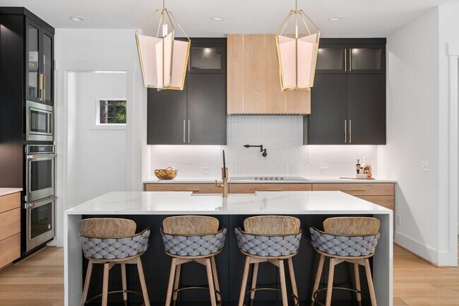 Foto del edificio - Custom 5 bedroom, 5 bathroom home with Woo...