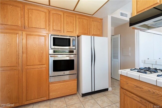 Building Photo - 2 br, 2 bath Condo - 5310 Zelzah Ave Unit 114