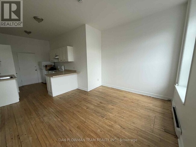 Building Photo - 8 Simcoe St N