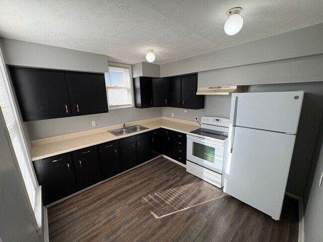 Foto del edificio - Lovely & Spacious 4-Bedroom Single-Family Home with Open Backyard