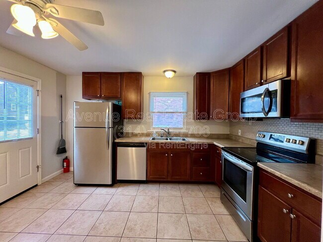 Building Photo - 1015 Commodore Dr