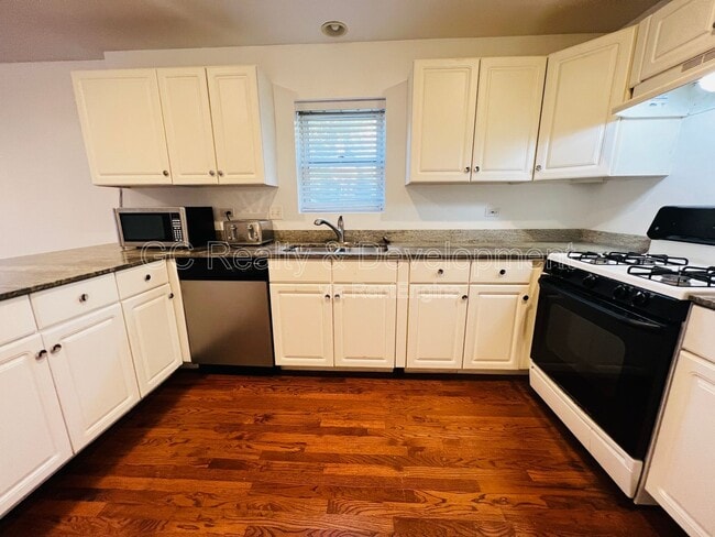 Photo - 1756 W Roscoe St Apartment