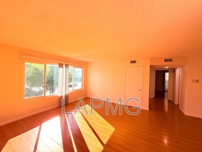 Foto del edificio - 1059 Western Ave