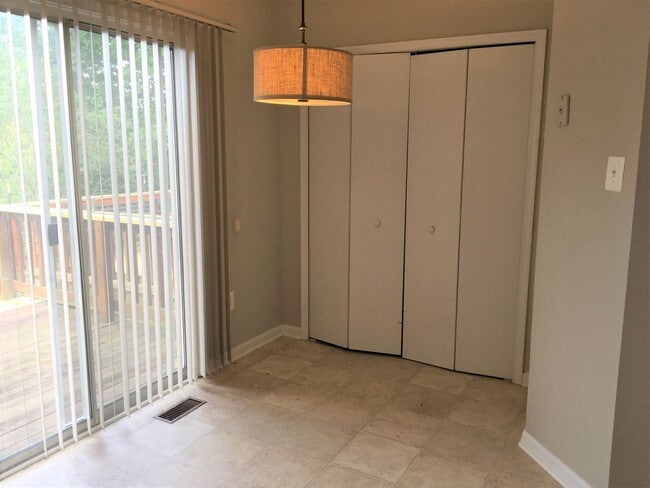 Building Photo - Spacious 3 BR Townhouse in Columbia!