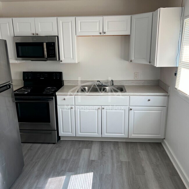 Building Photo - 1922 Maclean Rd