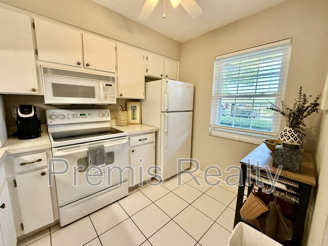 Building Photo - 1701 Pinehurst Rd