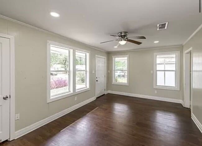 Building Photo - Check It Out!