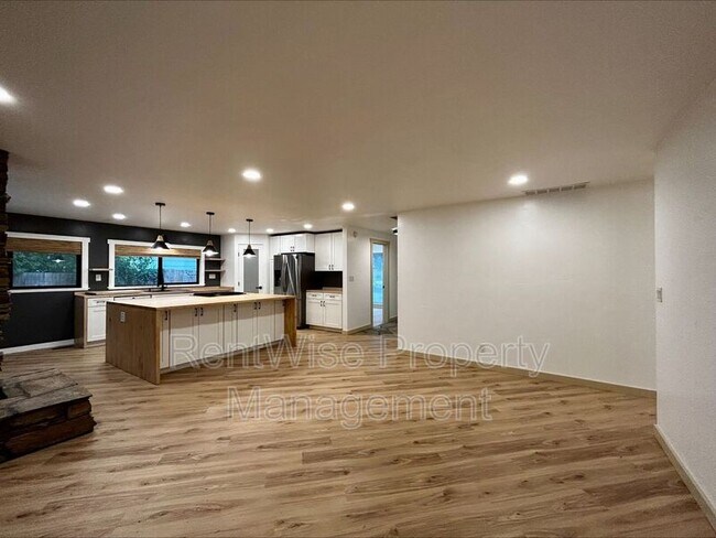 Foto del edificio - 5250 N Mitchell St