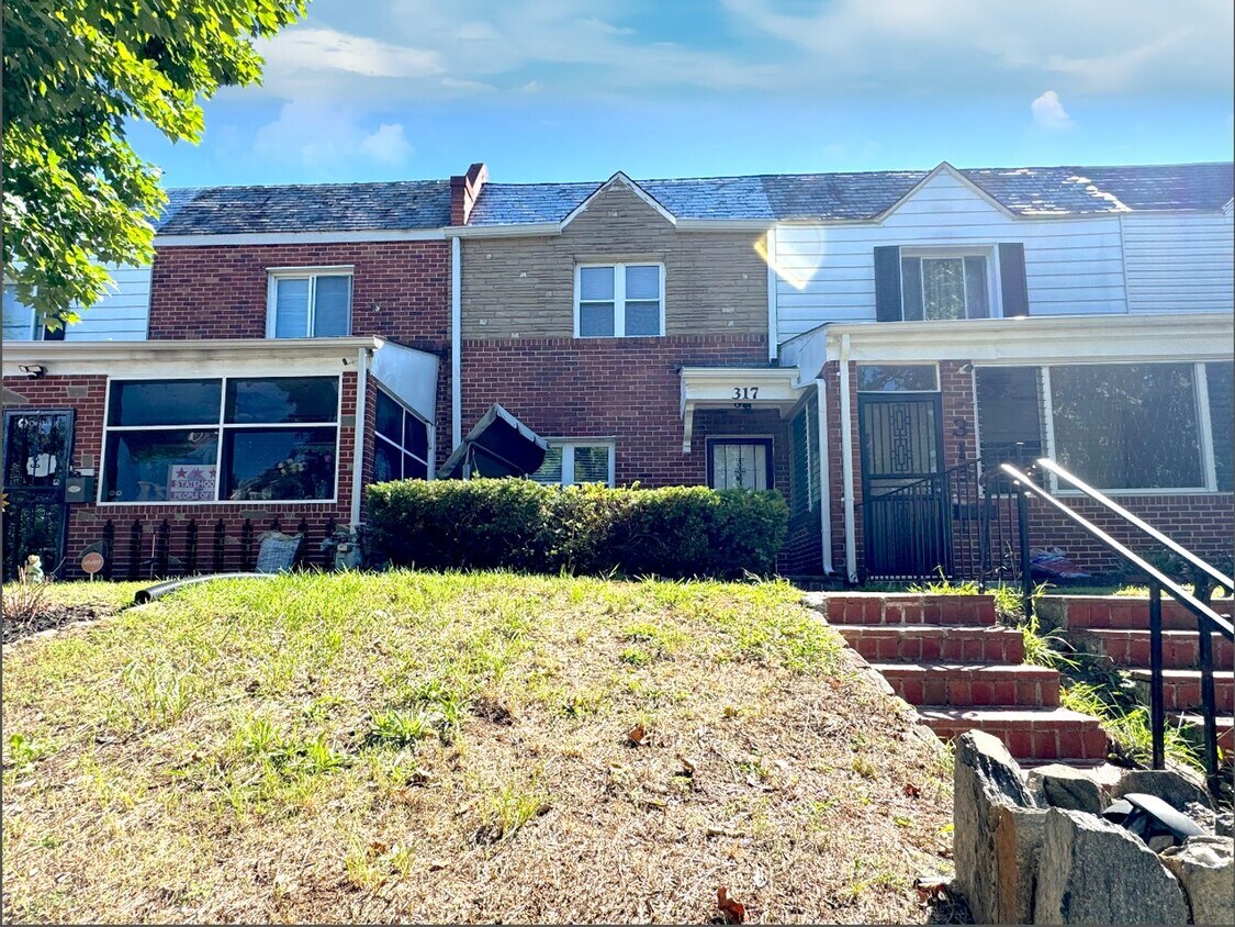 Primary Photo - Lovely 2 BR/2 BA Townhome in River Terrace!