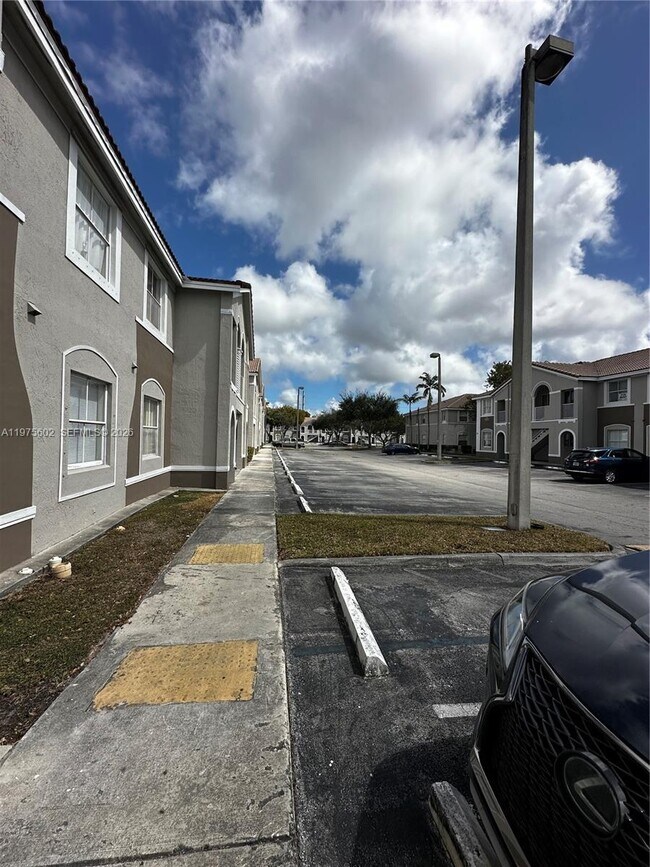 Foto del edificio - 1661 SE 28th St