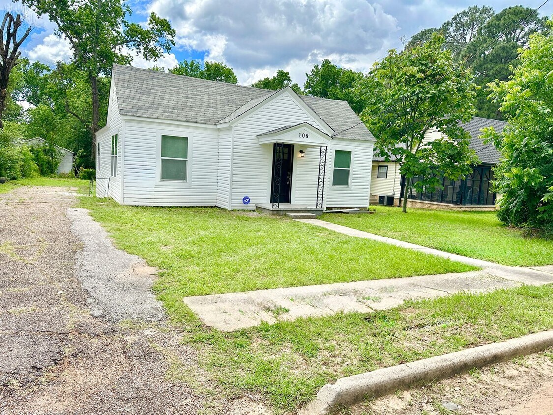 Primary Photo - 108 W Hughes St