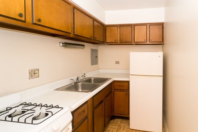 Building Photo - 665 W Wrightwood Ave