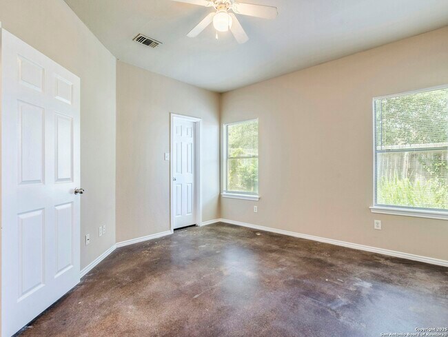 Building Photo - 5723 Golf Heights