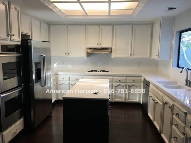 Foto del edificio - East Roseville 4 Bedroom with POOL