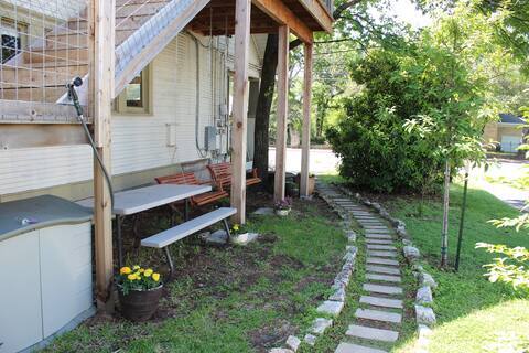 Abajo también - 1822 W 35th St