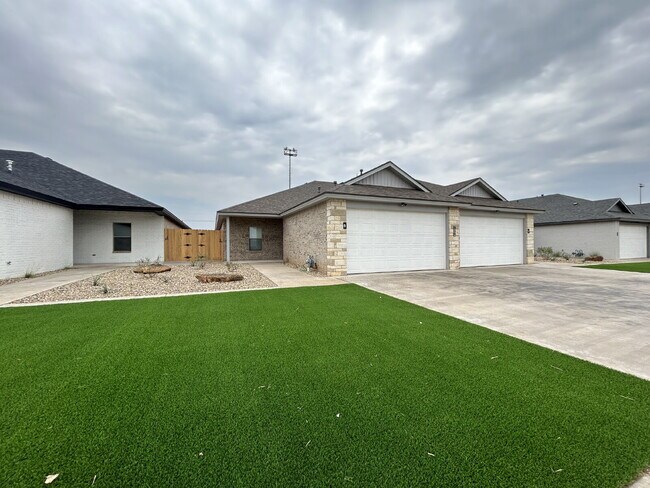 Building Photo - Gorgeous Duplex in Frenship East!