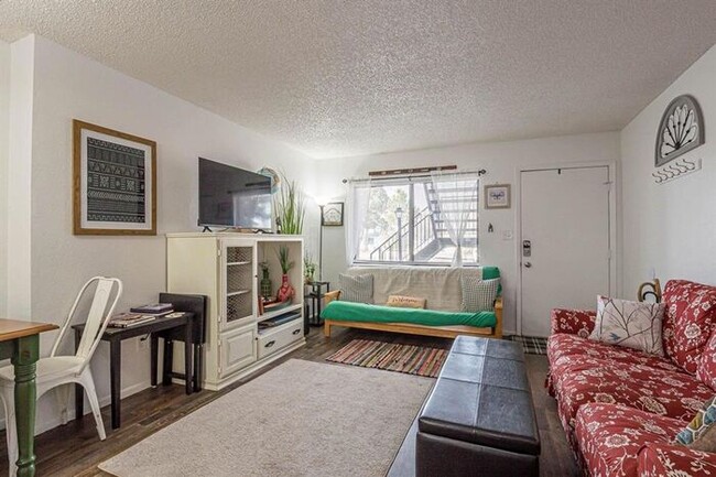 Building Photo - Affordable 2 Bed 1 Bath Apartment! Great l...