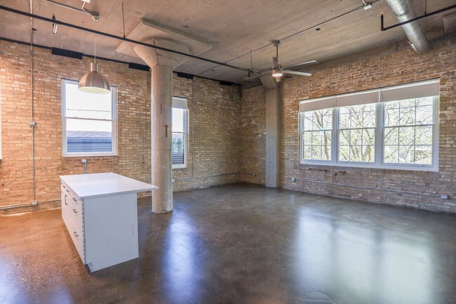 Building Photo - 4046 N Hermitage Ave