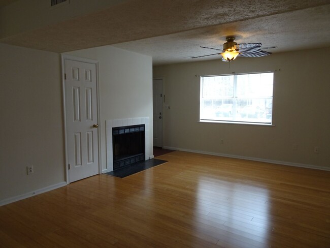 Foto del edificio - 3 Bedroom 1.5 Bathroom Townhome in Denbroo...