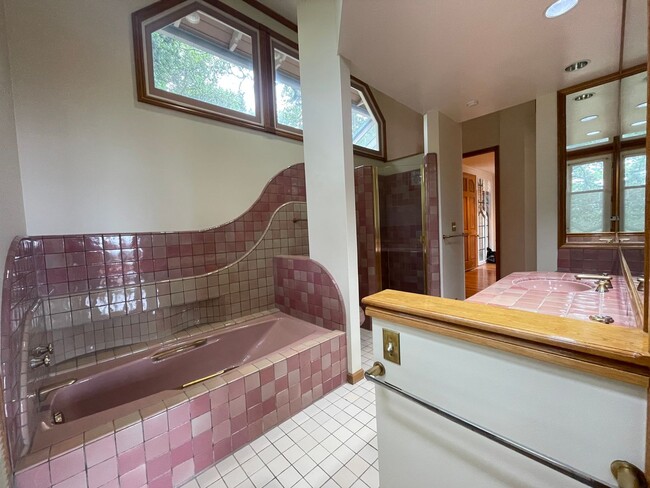 Building Photo - SARATOGA - Custom 3 Bedroom, 3 Bathroom on...