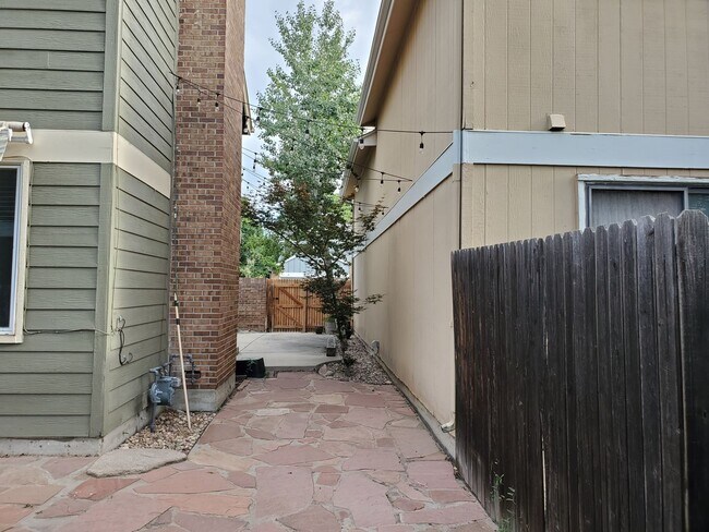 Foto del edificio - Bright and spacious 3 bedroom, 3.5 bathroom home located in a quiet neighborhood in Arvada!