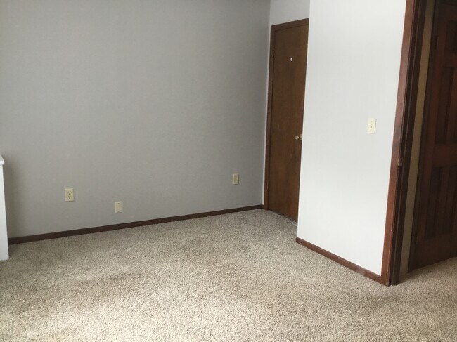Building Photo - 11 N 56th Ave W