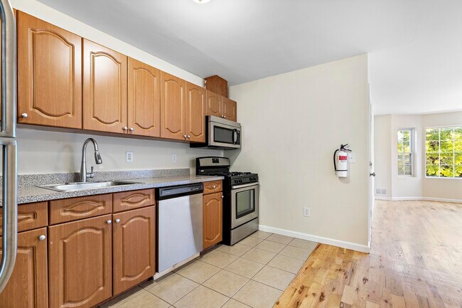 Building Photo - 47 Gardner Ave