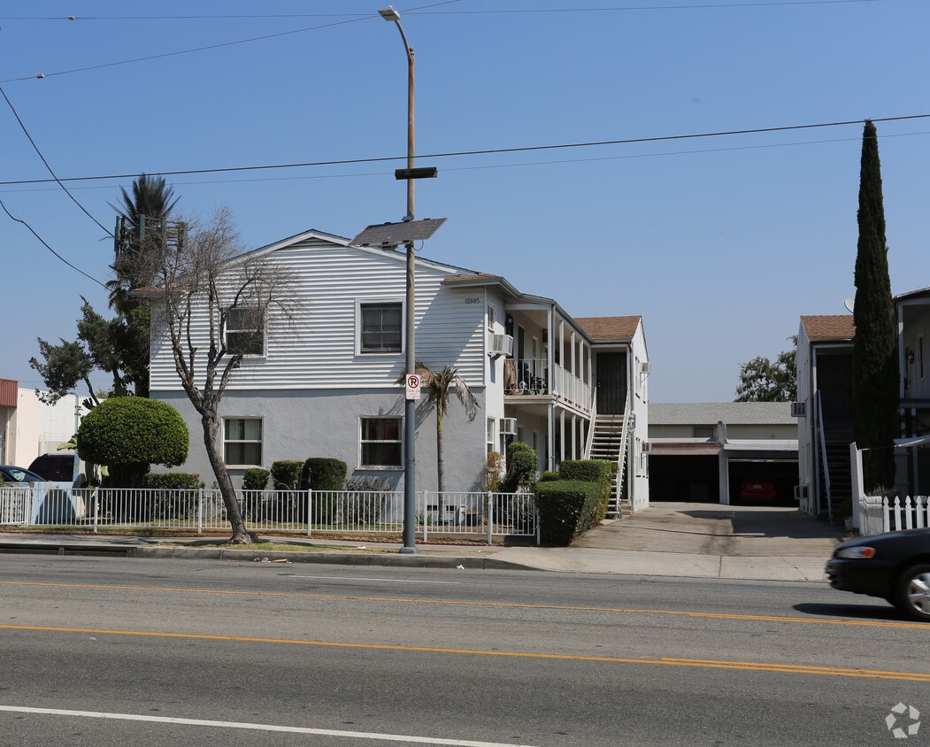 Building - 12801 Vanowen St