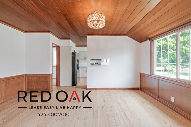 Building Photo - 360 S Linden Dr