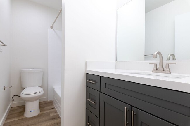 Foto del interior - 1 & 2 Bedroom Apartment in KoreaTown, Los Angeles with Balcony