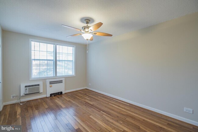 Building Photo - 214 N George Mason Dr