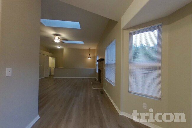 Foto del edificio - 8195 Radcliff Dr