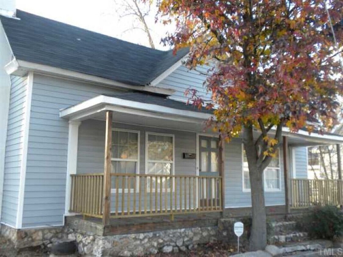 Primary Photo - Cute, 2 Bedroom Bungalow in historic East ...