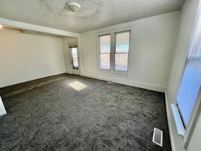 Building Photo - 701 S Center St